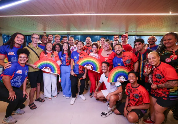 Grupo de torcedores da ORN e da LGBtricolor reunidos no encontro LGBT+ e Esporte, com leques nas cores do arco-íris