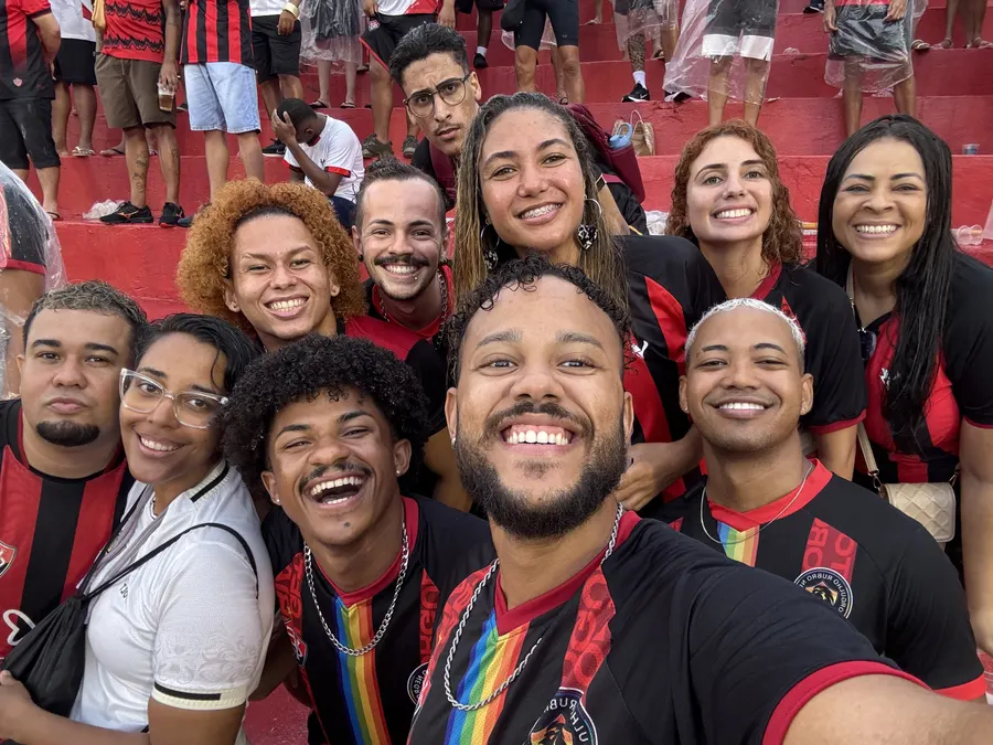 Selfie de integrantes da ORN na arquibancada do Barradão