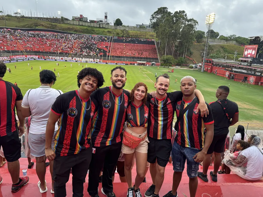 Grupo da ORN na arquibancada em tarde de jogo no Barradão