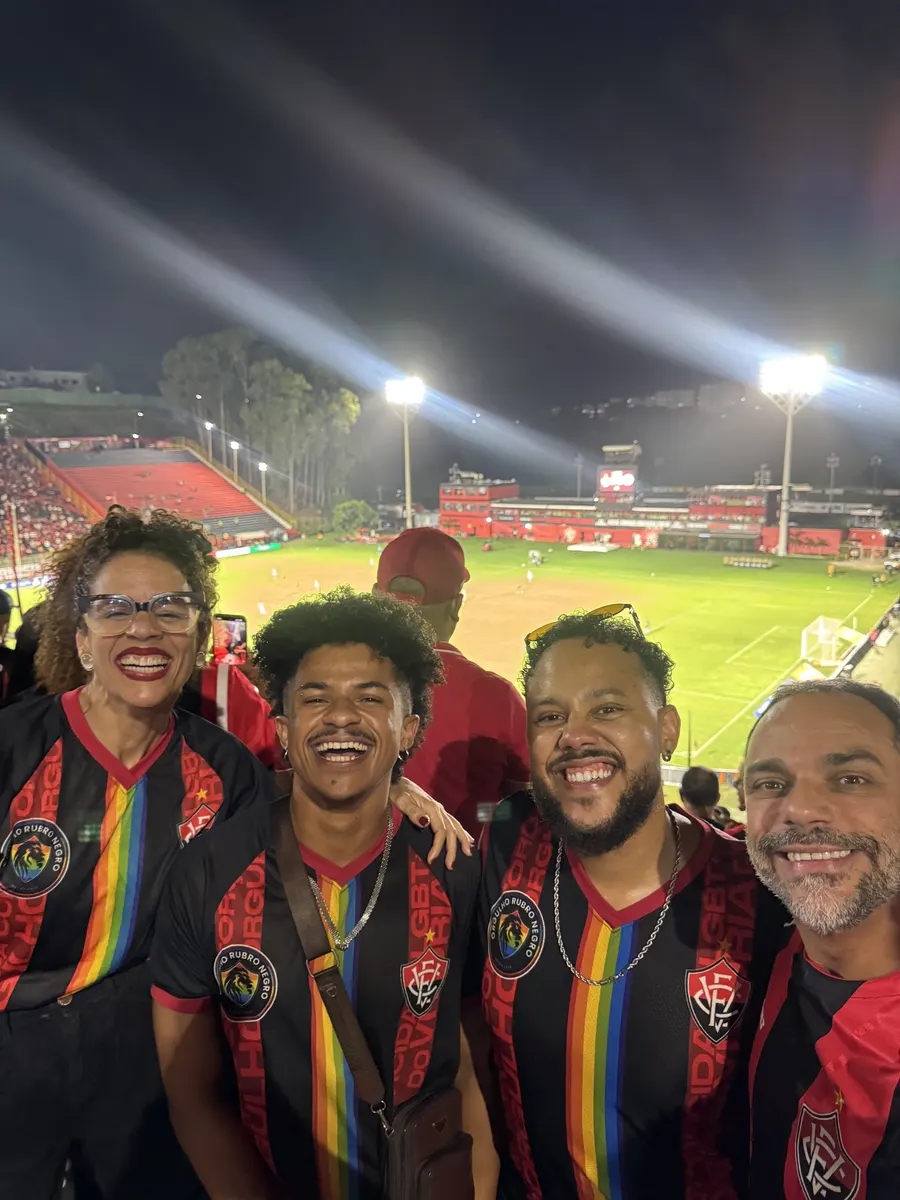 Selfie de integrantes da ORN com o gramado do Barradão iluminado ao fundo