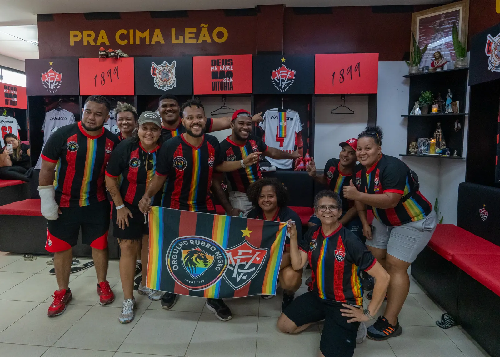 Torcida ORN reunida com a bandeira