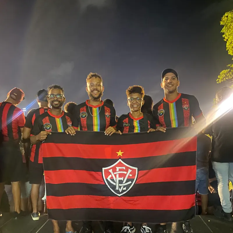 Primeiro núcleo da ORN reunido à noite atrás da bandeira do Vitória