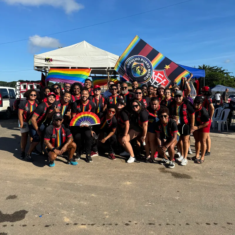 Dezenas de integrantes da ORN reunidos no estacionamento do Barradão, com tenda e bandeiras abertas